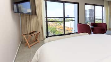 Habitación junior, vista a la ciudad | Ropa de cama de alta calidad, edredón, camas con pillow-top y minibar