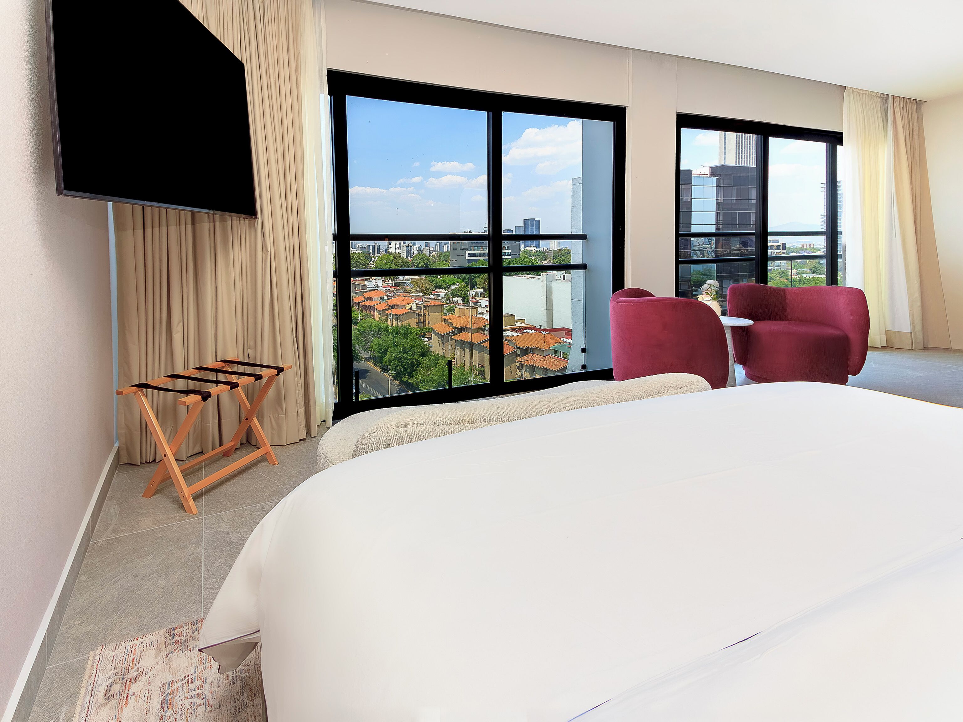 Kamar Junior, pemandangan kota | Seprai premium, selimut bulu angsa, bantalan ekstra lembut, dan minibar