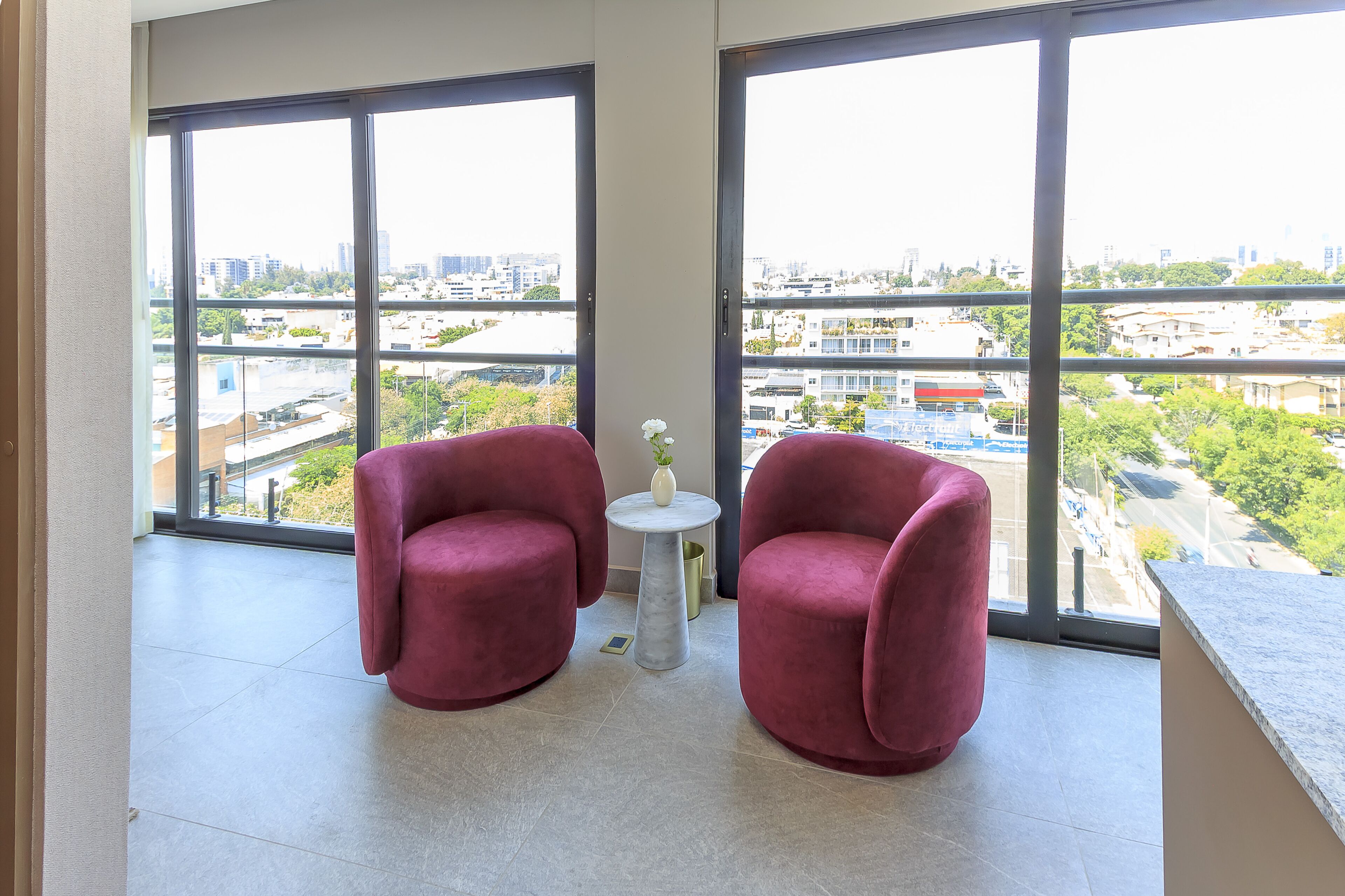 Juniorrum - utsikt mot staden | Sängtillbehör av högsta kvalitet, duntäcken, bäddmadrasser och minibar