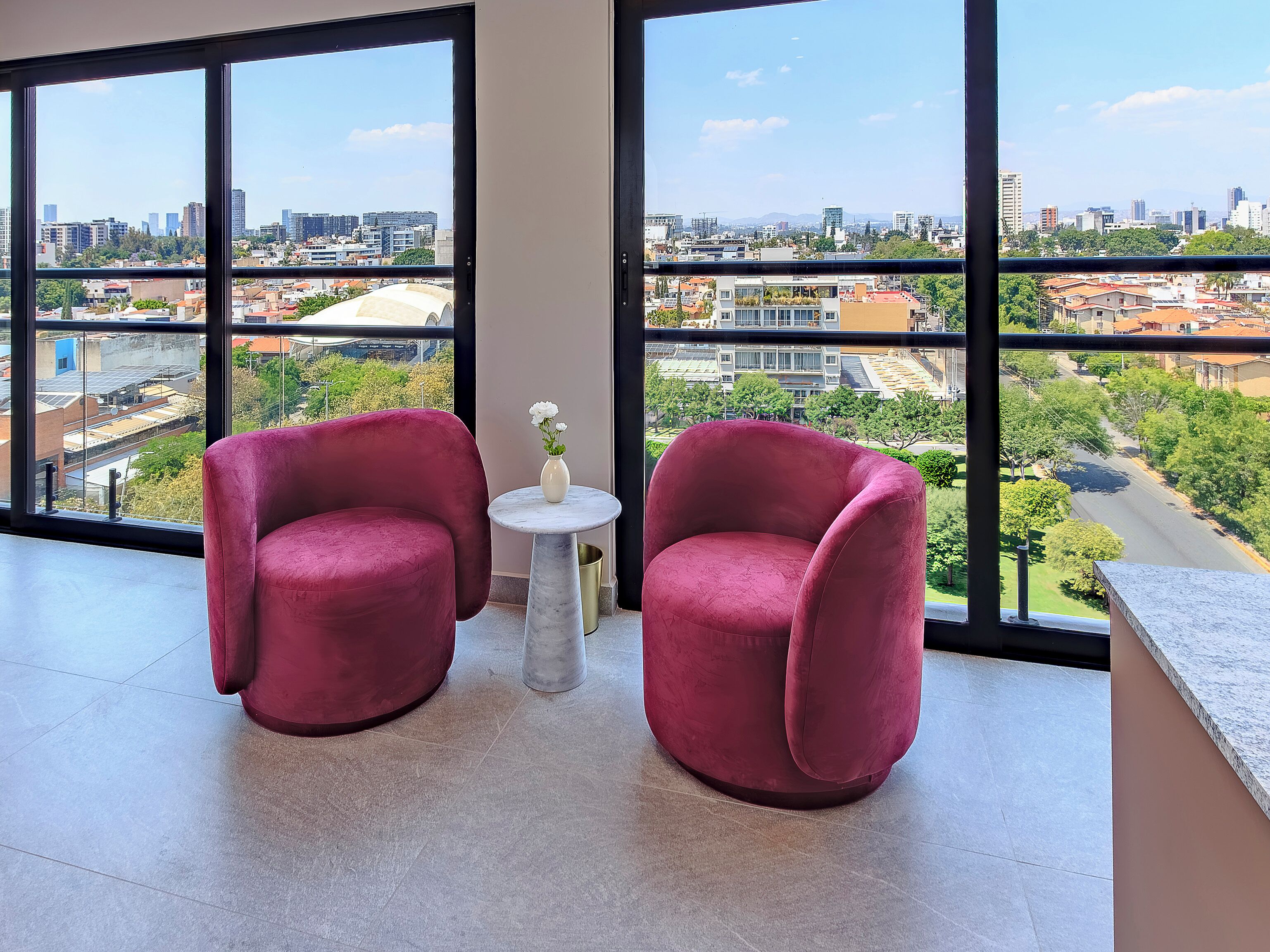 Kamar Junior, pemandangan kota | Seprai premium, selimut bulu angsa, bantalan ekstra lembut, dan minibar