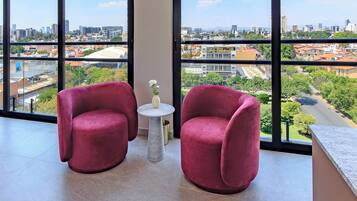 Rom – junior, byutsikt | Sengetøy av topp kvalitet, dundyner, senger med overmadrass og minibar