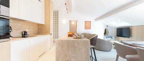 Een koelkast, een microgolfoven, een oven, een kookplaat