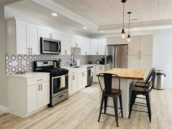 Réfrigérateur, micro-ondes, four, plaque de cuisson