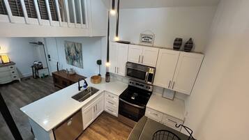 Réfrigérateur, micro-ondes, four, plaque de cuisson