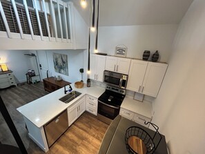 冷蔵庫、電子レンジ、オーブン、コンロ