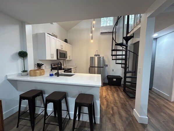 冷蔵庫、電子レンジ、オーブン、コンロ