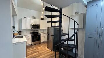 Réfrigérateur, micro-ondes, four, plaque de cuisson