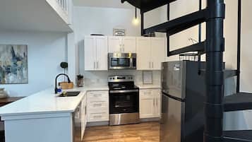 Réfrigérateur, micro-ondes, four, plaque de cuisson