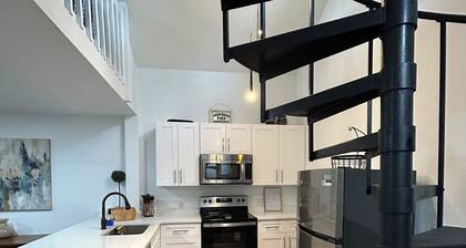 Cozy 1-Bedroom Loft Apartment in the Heart of Fort Myers!