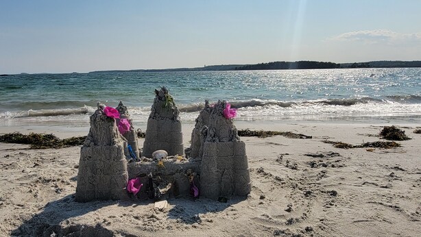 Nær stranden, solsenger og strandhåndklær