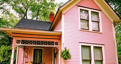 Escape from the Ordinary in a Quirky Eurekan Cottage, WiFi & AC- Sam's Workshop