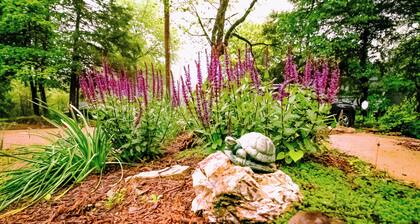 Escape from the Ordinary in a Quirky Eurekan Cottage, WiFi & AC- Sam's Workshop