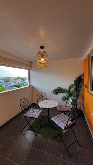Kondominium Comfort, pemandangan kota | Teras/patio