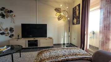 Comfort Condo, City View | Living area