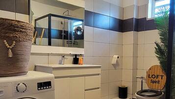 Comfort Condo, City View | Bathroom | Shower, free toiletries, towels, soap