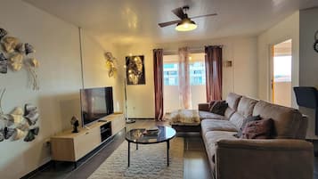 Comfort Condo, City View | Living area