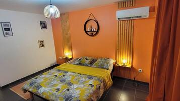 Comfort Condo, City View | Meja, ruang kerja komputer riba, seterika/papan seterika, Wi-fi percuma