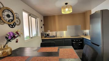 Comfort-lejlighed - byudsigt | Privat tekøkken | Køleskab/fryser i fuld størrelse, mikrobølgeovn, ovn