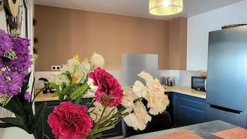 Comfort Condo, City View | Private kitchenette