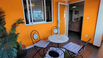 Comfort Condo, City View | Teres/patio