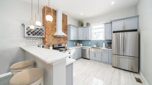Private kitchen - Luxury Townhome Steps to Train (Jersey City)
