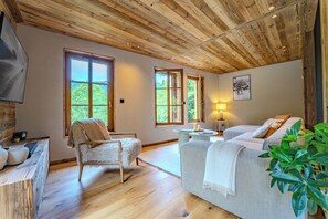 Luxury-Chalet, Parkblick | Wohnbereich | 34-Zoll-LED-Fernseher mit Digitalempfang