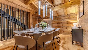 Chalet Mewah, pemandangan taman | Ruang makan