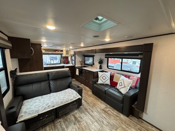 Smart TV, fireplace, stereo