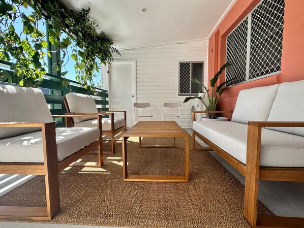 Terrace/patio - Spacious 4-Bedroom Apartment with AC & WiFi in Hamilton. Centre of Eat St. (Hamilton)