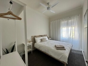 4 bedrooms, iron/ironing board, WiFi, bed sheets - Spacious 4-Bedroom Apartment with AC & WiFi in Hamilton. Centre of Eat St. (Hamilton)