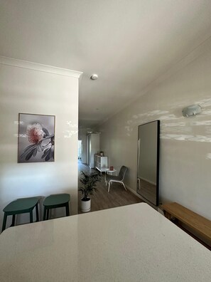 Interior - Spacious 4-Bedroom Apartment with AC & WiFi in Hamilton. Centre of Eat St. (Hamilton)