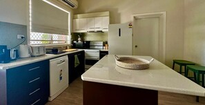 Microwave, oven, stovetop, dishwasher - Spacious 4-Bedroom Apartment with AC & WiFi in Hamilton. Centre of Eat St. (Hamilton)