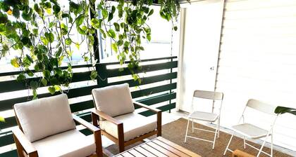 Spacious 4-Bedroom Apartment with AC & WiFi in Hamilton. Centre of Eat St.