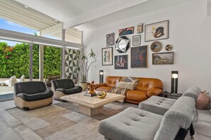 Smart TV, computer monitors - The Mod Cherry - Luxury Meets Retro Charm: Stay in a Stunning Palm Springs Retreat (Palm Springs)