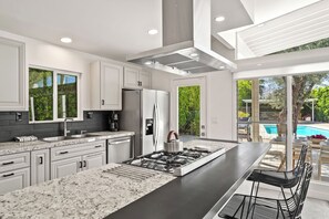 Kjøleskap, mikrobølgeovn, ovn og kokeplater