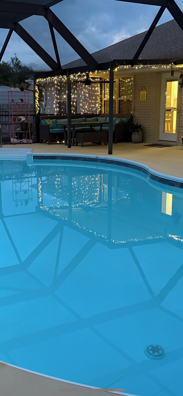 Una piscina al aire libre, una piscina climatizada