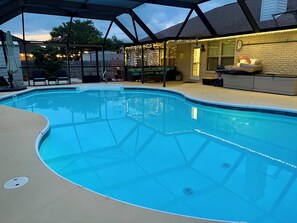 Utendørsbasseng og et oppvarmet basseng