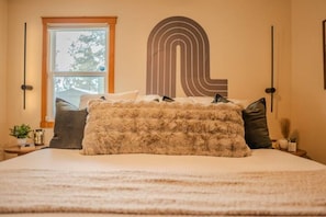 3 bedrooms, desk, iron/ironing board, travel cot