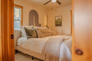 3 Schlafzimmer, Schreibtisch, Bügeleisen/Bügelbrett, Reisekinderbett