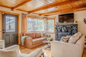 Smart TV, fireplace, video games, DVD player - Boat dock  3 min walk to the lake, golf cart  (Big Bear Lake)