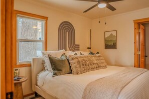 3 makuuhuonetta, työpöytä, silitysrauta/-lauta, vauvan matkasänky