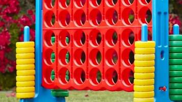 Un circuito de obstáculos de plástico rojo y azul con agujeros circulares y mangos amarillos y verdes.