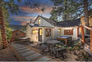 Outdoor dining - Boat dock  3 min walk to the lake, golf cart  (Big Bear Lake)