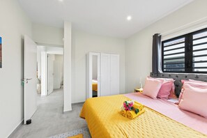 3 habitaciones, tabla de planchar con plancha, cuna de viaje y wifi 