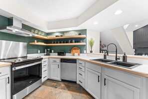Frigorifero, microonde, forno, piano cottura