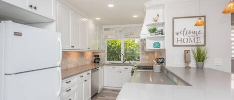 Kylskåp, mikrovågsugn, ugn och spishäll