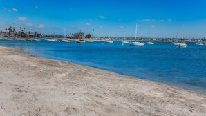 A beach with boats and a clear blue sky. - Steps from Sand * New Remodel * BBQ (San Diego)