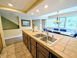 Exterior - Saints John 2531 (Keystone)