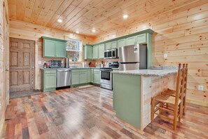 Kjøleskap, mikrobølgeovn, ovn og kokeplater