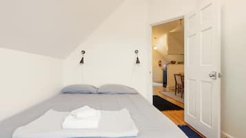 5 habitaciones, tabla de planchar con plancha y cuna de viaje